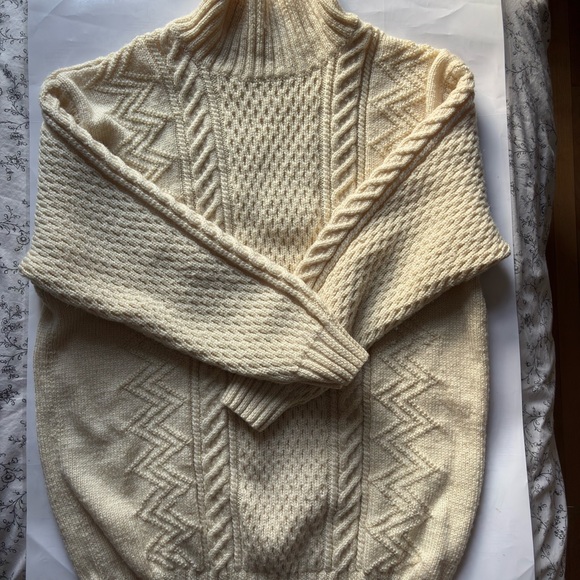 Vintage Cream Cable-Knit Turtleneck Sweater - Picture 3 of 5